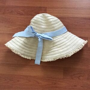 Straw hat with ribbon